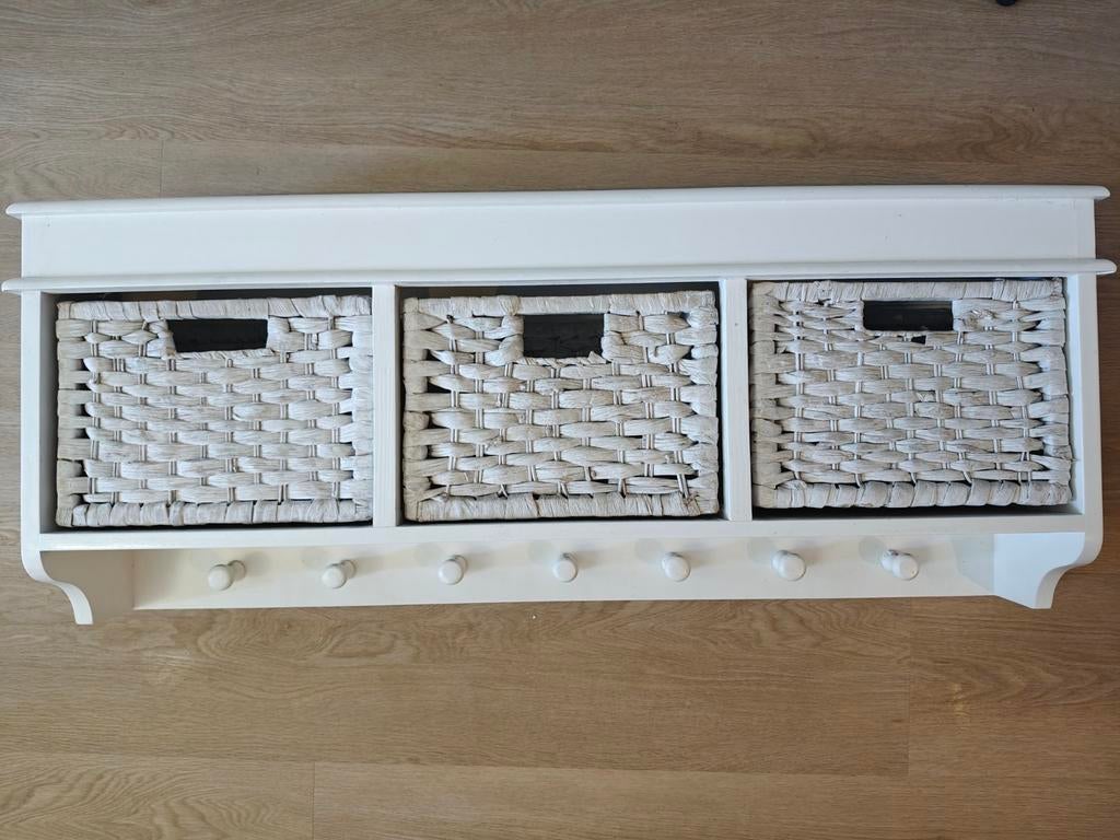 Witte brocante wandkapstok met 7 haken en 3 mandjes, Huis en Inrichting, Woonaccessoires | Kapstokken, Gebruikt, Minder dan 100 cm