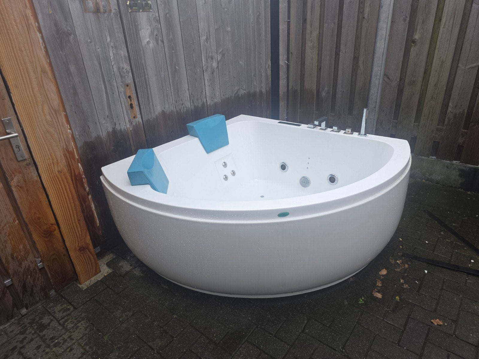 Luxe hoekjacuzzi met jets en hoofdkussens, Ophalen of Verzenden, Gebruikt, Vast