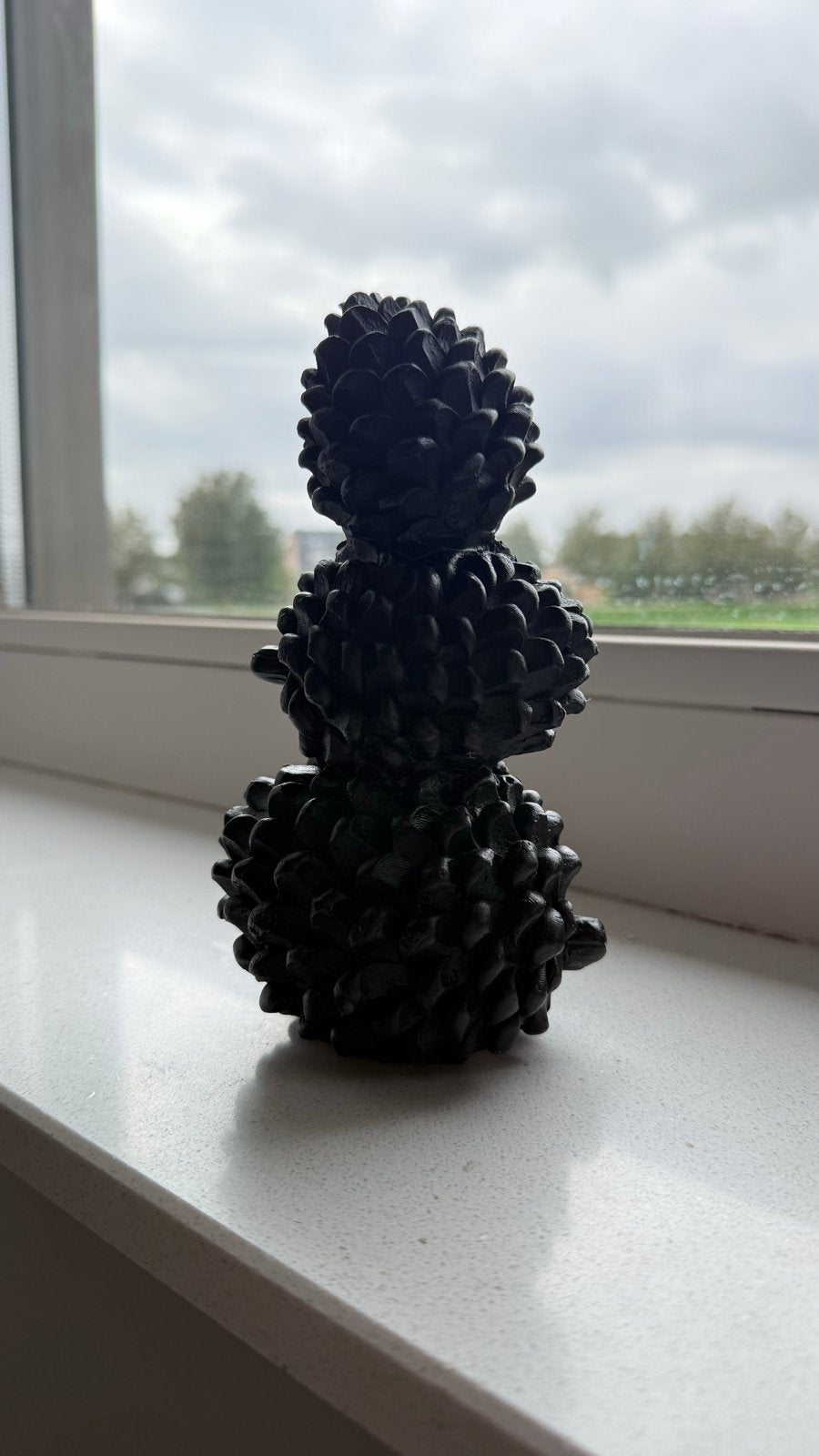 Decoratieve sculptuur in de vorm van dennenappels, Huis en Inrichting, Zwart, Overige materialen, Ophalen of Verzenden, Zo goed als nieuw