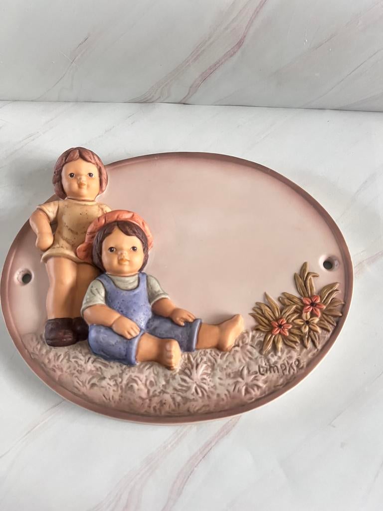 Goebel Nina & Marco wandbord – verzamelobject, Verzamelen, Beelden en Beeldjes, Ophalen of Verzenden, Zo goed als nieuw, Mens
