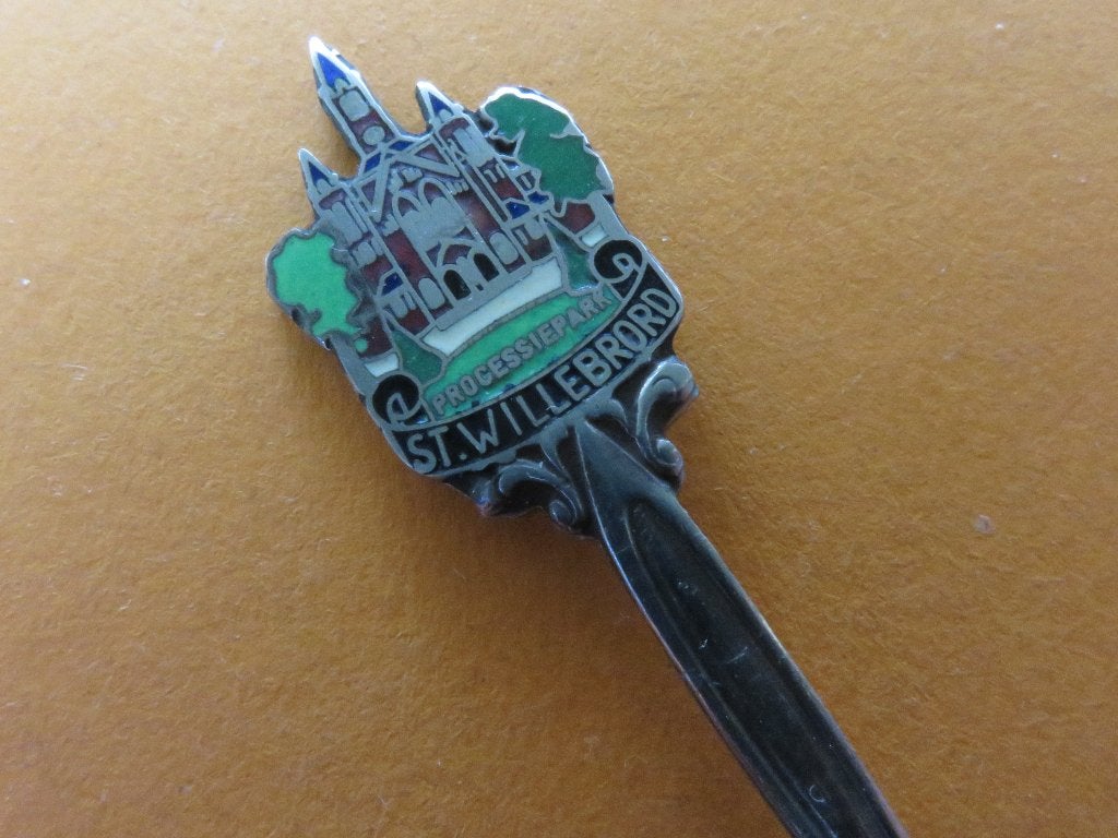 St Willebrord . Emaille lepeltje in zeer mooie staat, Verzenden