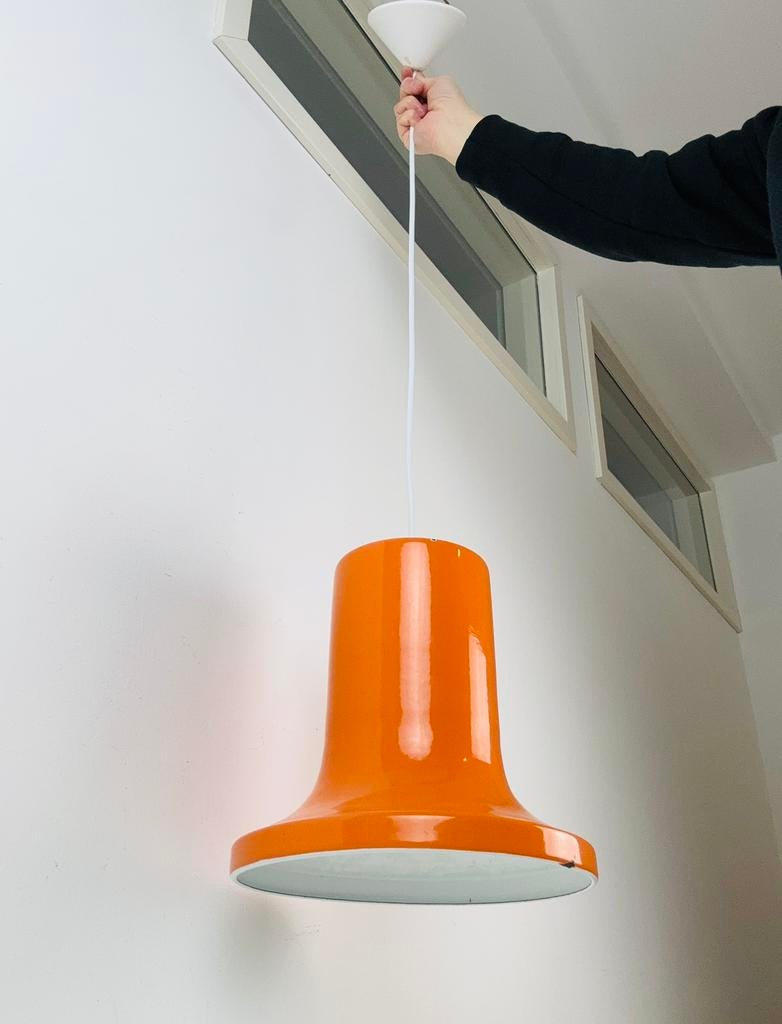 Oranje emaille hanglamp, modernistisch/space age design 1960, Ophalen of Verzenden, Zo goed als nieuw, Kunststof, Minder dan 50 cm