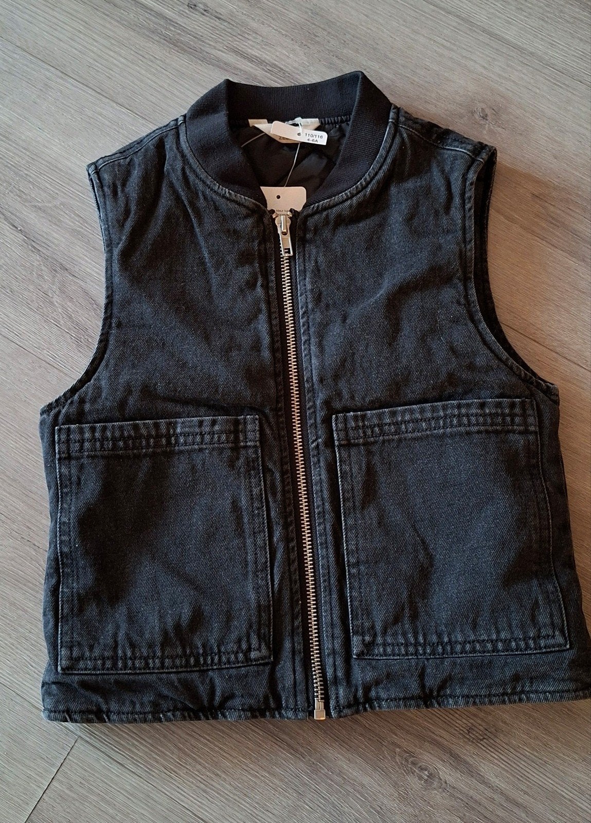 zwarte bodywarmer jeansstof 110-116 nieuw!, Kinderen en Baby's, Babykleding | Maat 86, Ophalen of Verzenden, Nieuw, Jongetje of Meisje