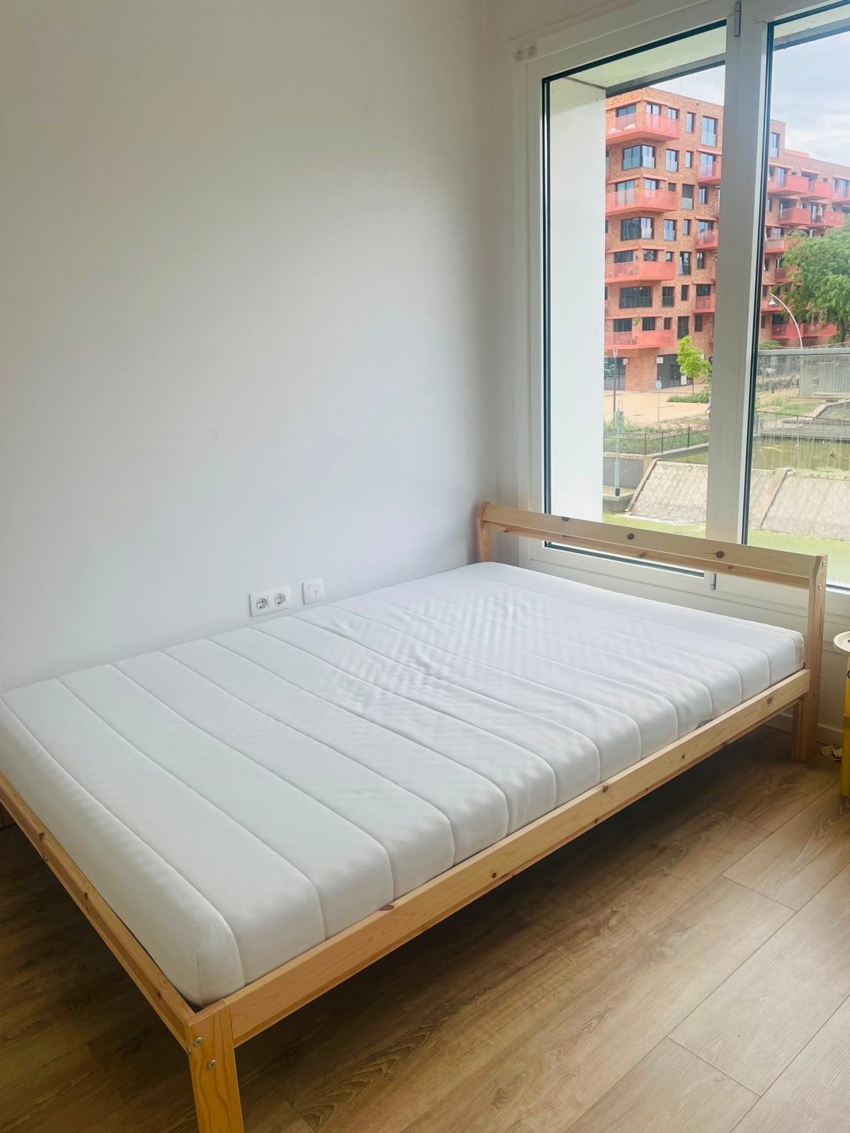 Queen Bed + Mattress combo, Huis en Inrichting, Ophalen of Verzenden, Zo goed als nieuw, Tweepersoons, Hout