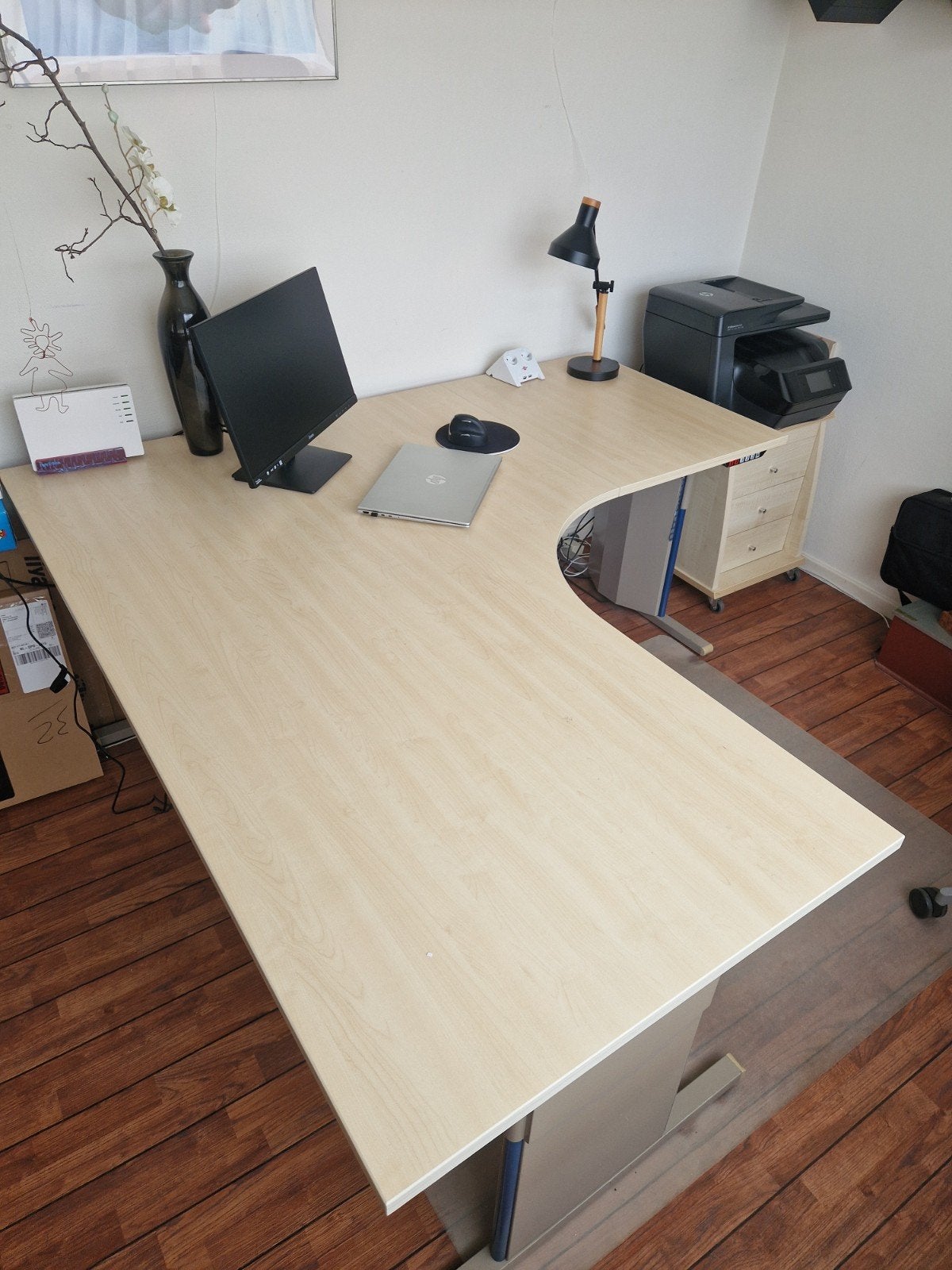 Hoekbureau elektrisch verstelbaar met kabelgoot, Huis en Inrichting, Ophalen, Gebruikt, Hout, Hoekbureau