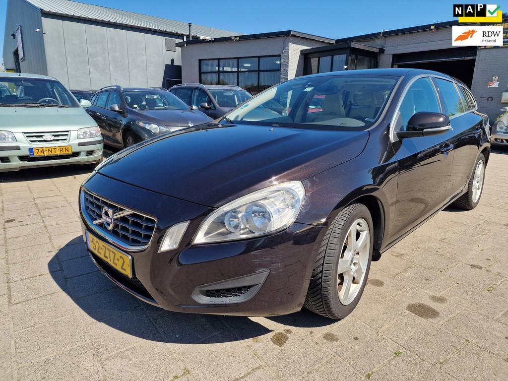 Volvo V60 1.6 T3 Momentum/Apk 06-03-2027, Auto's, Voorwielaandrijving, Gebruikt, 4 cilinders, 150 pk
