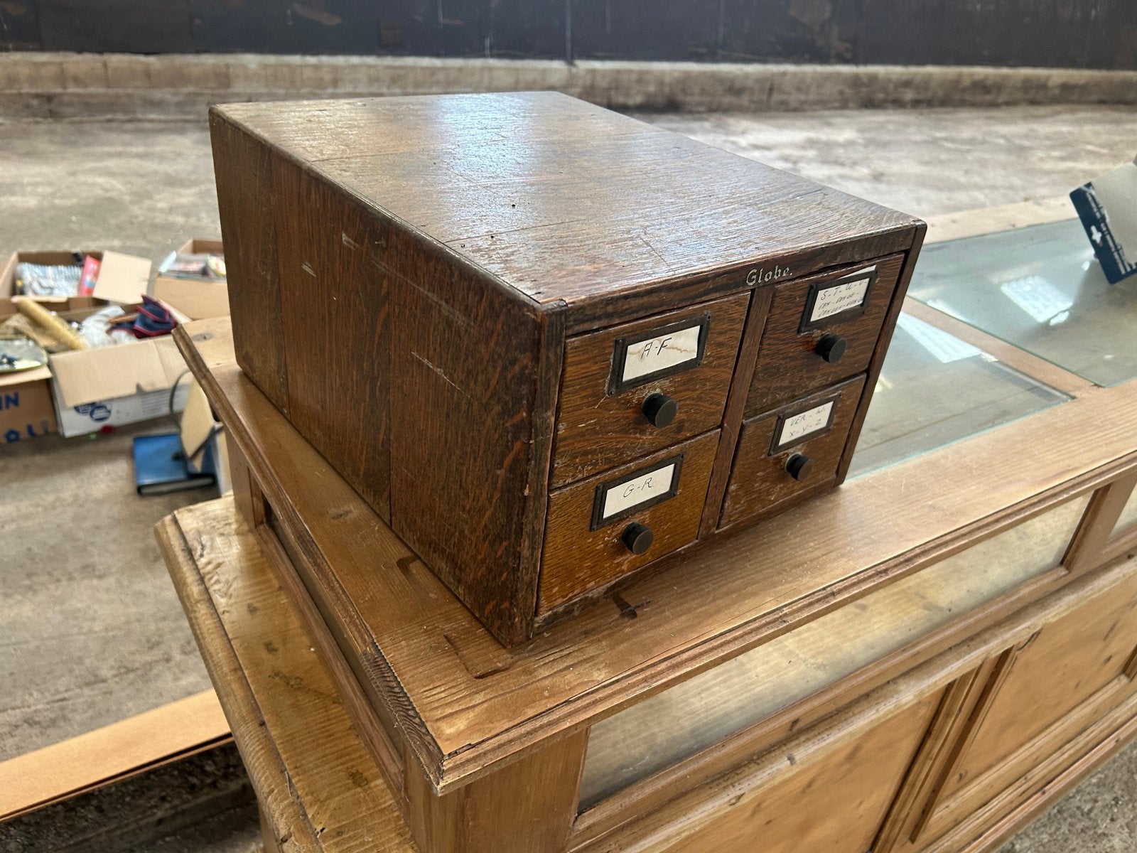 Antieke Globe kaartenkastje - Vintage houten ladekastje, Antiek en Kunst, Antiek | Kantoor en Zakelijk, Ophalen