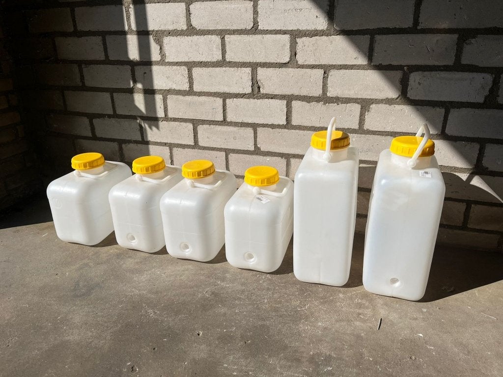 Jerrycans voor water, Ophalen, Zo goed als nieuw