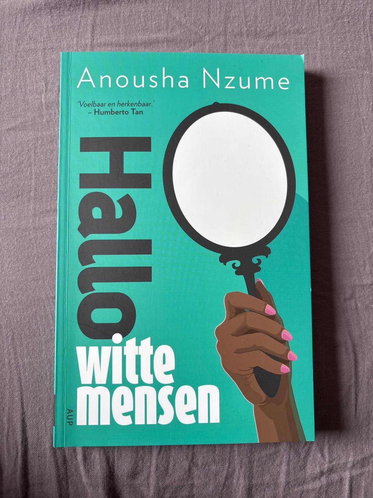 Hallo witte mensen - Anousha Nzume, Boeken, Ophalen of Verzenden, Zo goed als nieuw, Nederland
