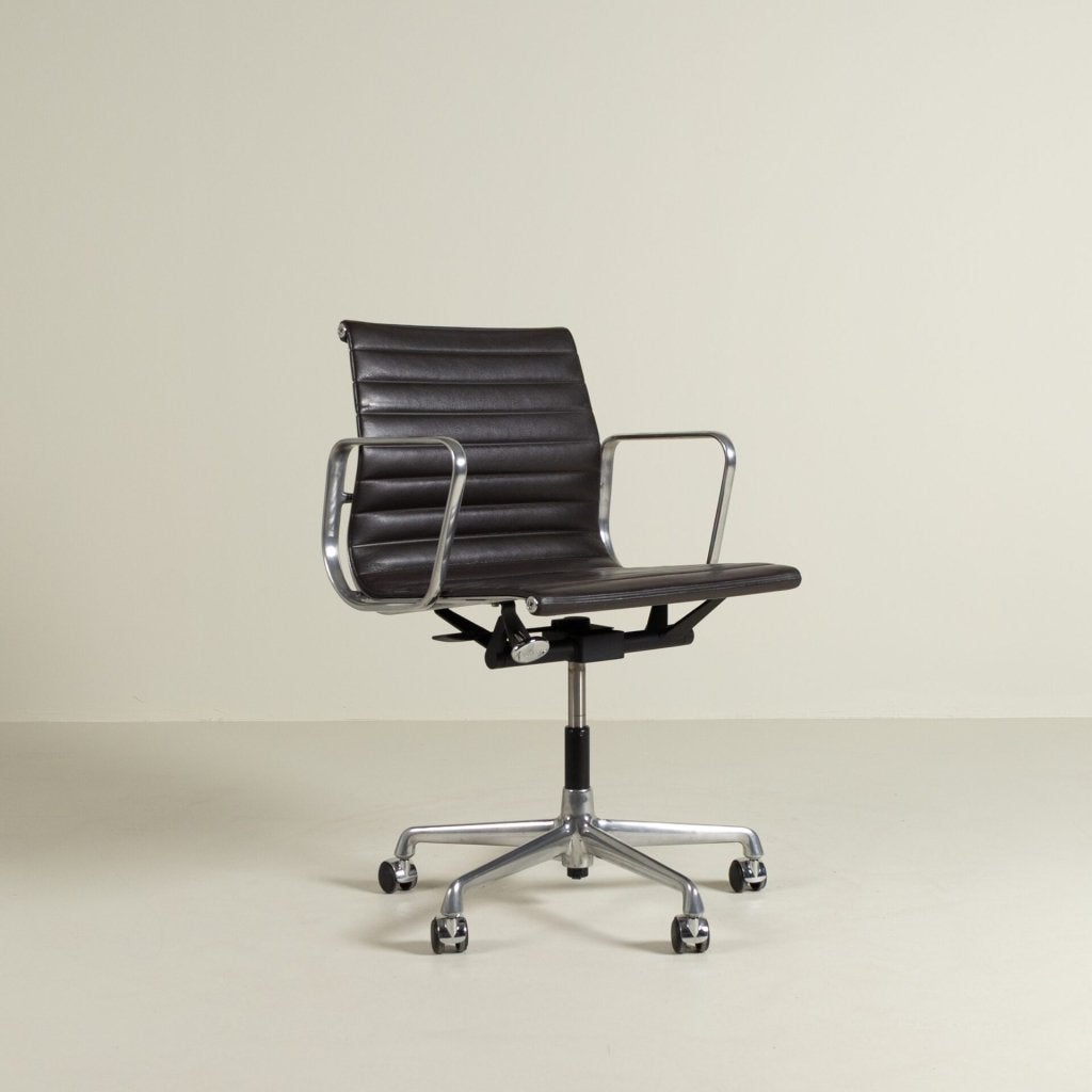 Vitra Eames EA 117 Bureaustoel Donkerbruin Leer - Aluminium