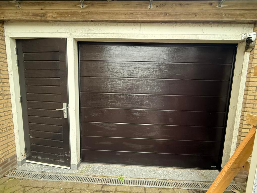 Garagedeur RAL 8022 - geïsoleerd met afstandsbediening, Doe-het-zelf en Verbouw, Deuren en Horren, Ophalen, Gebruikt, Garagedeur