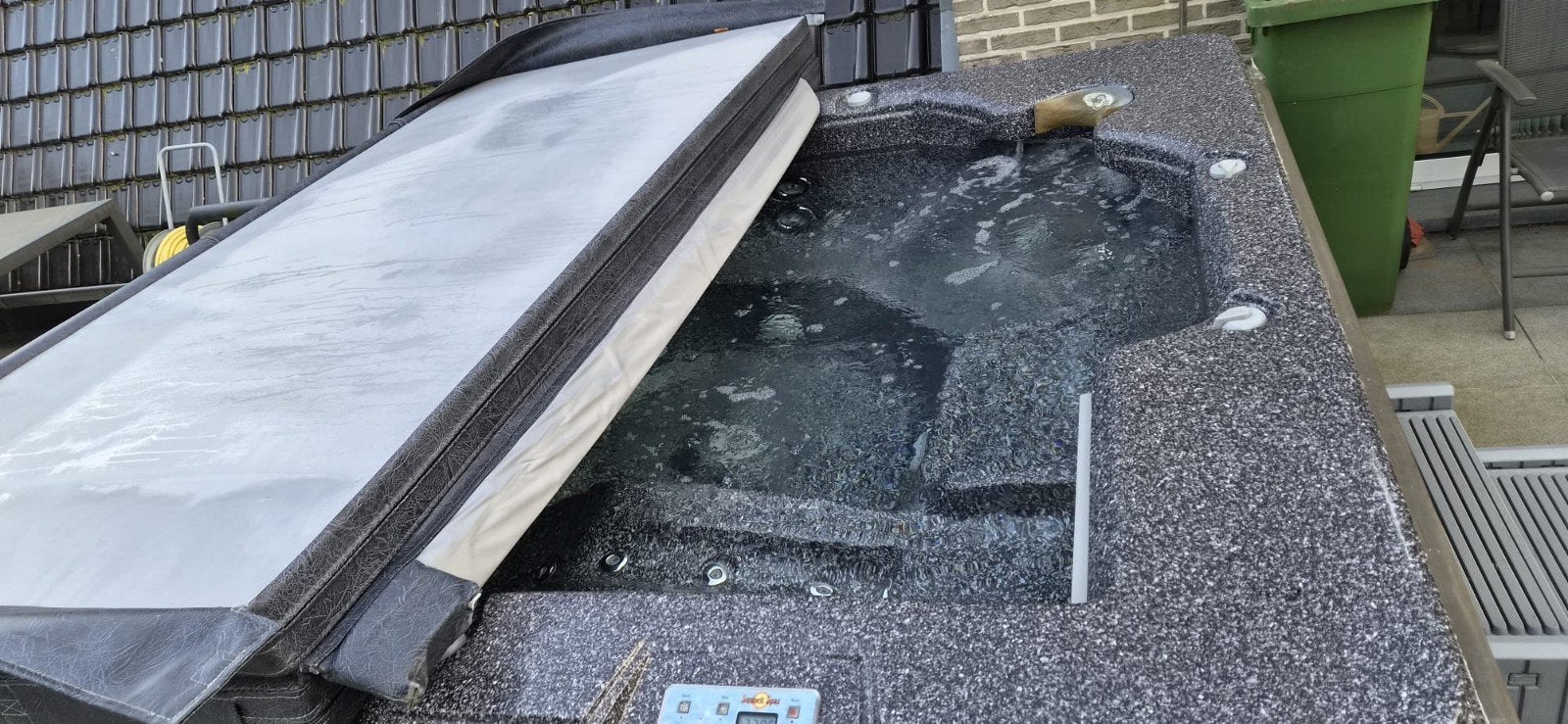 Jacuzzi of spa 5 zitplaatsen en 1 ligbad. 2,40 m x 2,40m, Tuin en Terras, Ophalen, Gebruikt, Trap, Vast