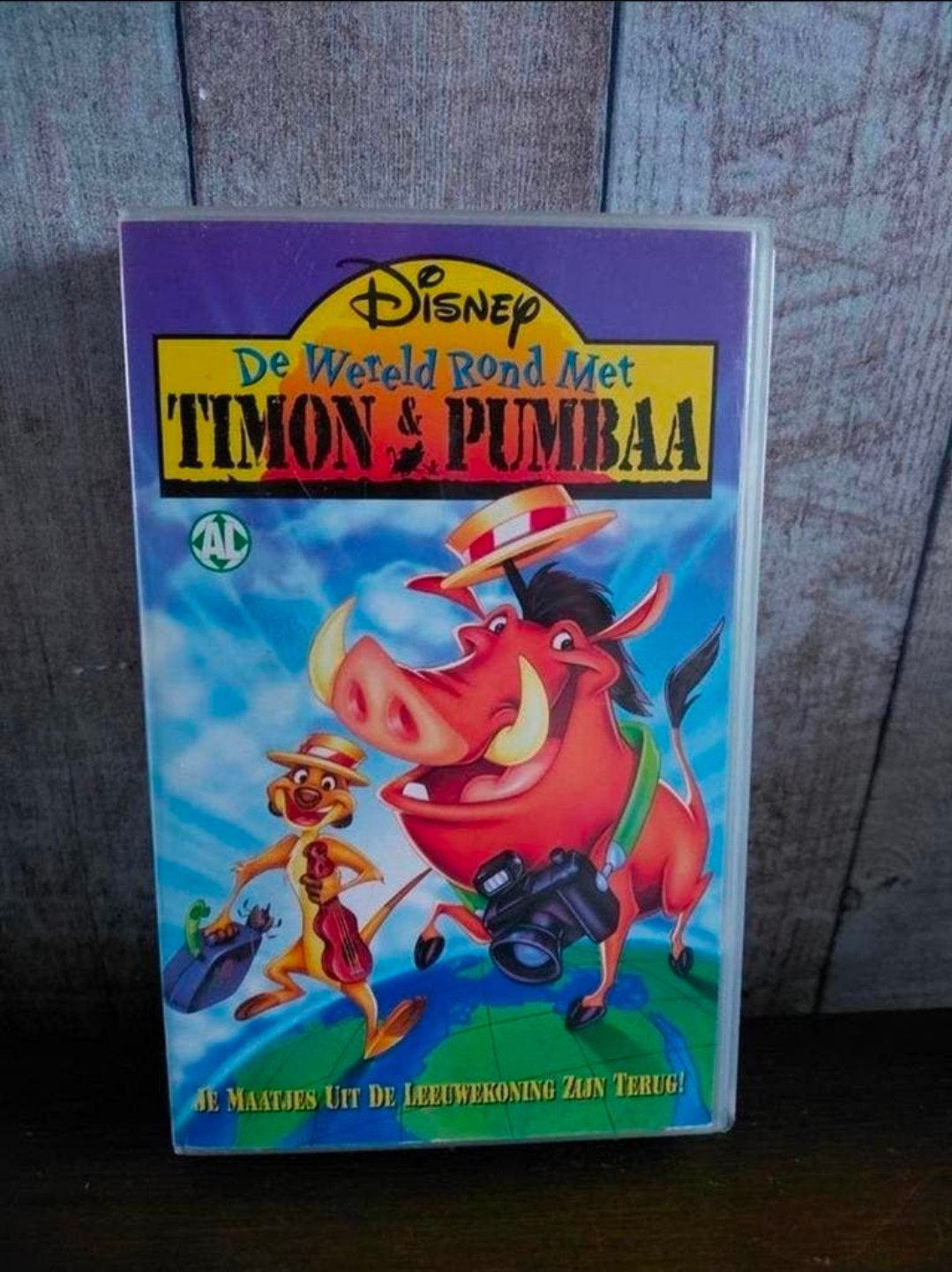 Disney De Wereld Rond met Timon en Pumbaa videoband, Gebruikt, Tekenfilm, Alle leeftijden, Ophalen of Verzenden