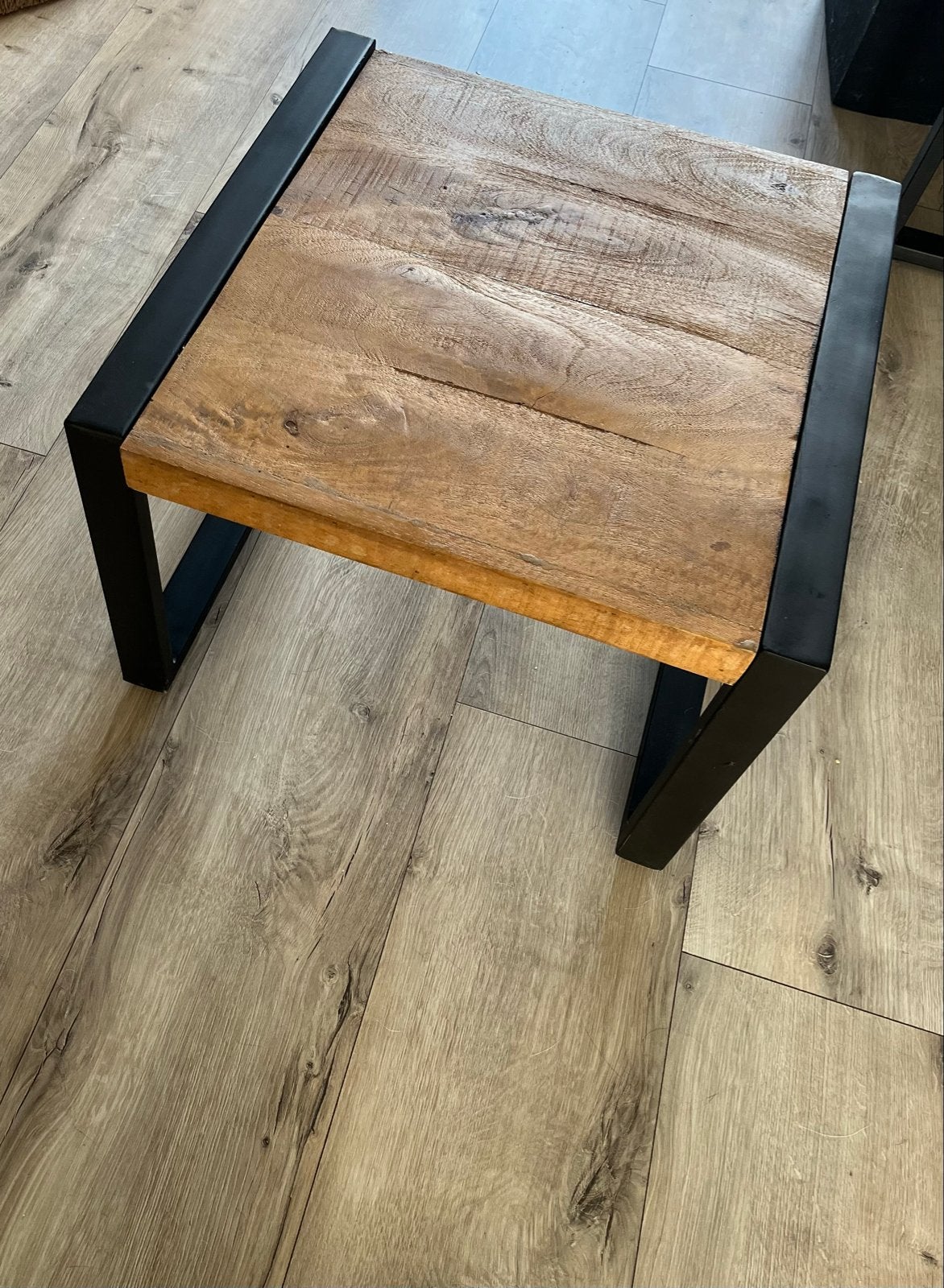 Kleine mango houten salontafel 60CMx60CM met metalen frame, Huis en Inrichting, Ophalen, Gebruikt, 50 tot 100 cm, Vierkant