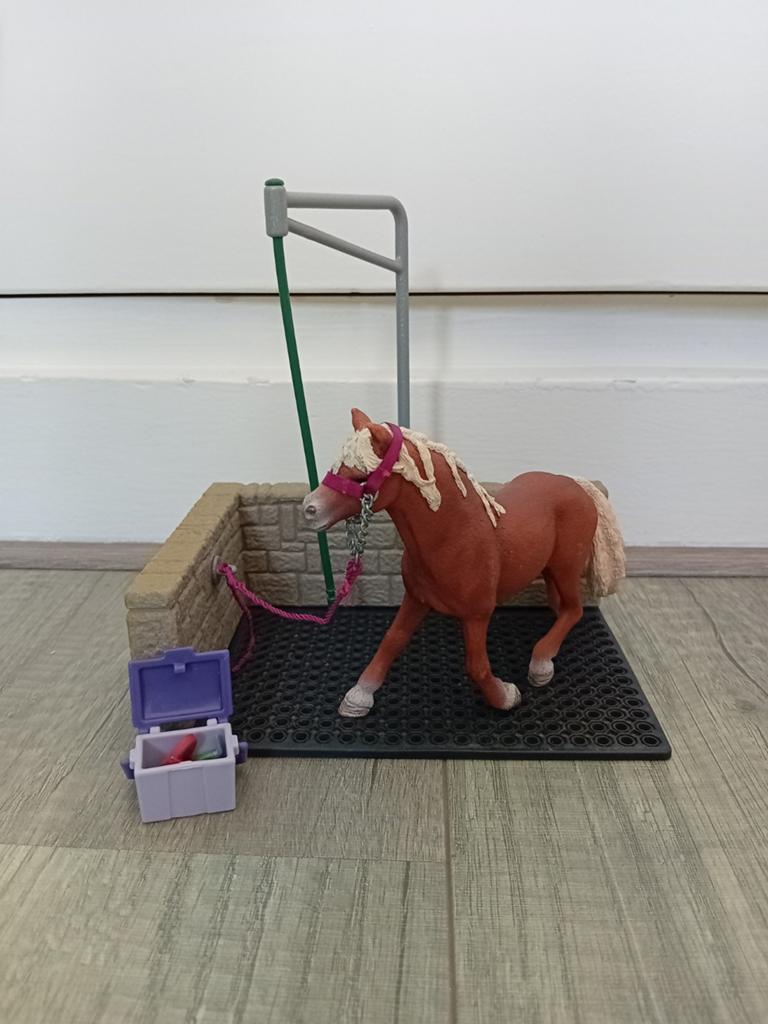 Schleich Paarden Wasplaats met Paard en Verzorgingsset, Ophalen of Verzenden, Zo goed als nieuw