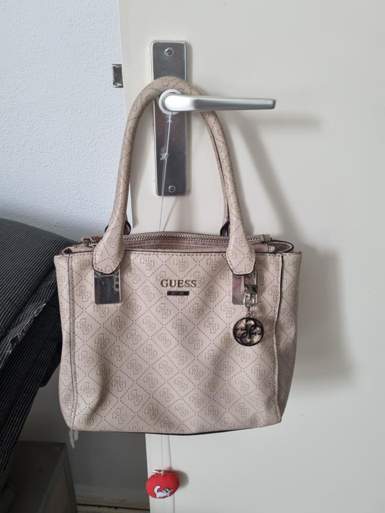 Guess tas roze met dustbag, Sieraden, Tassen en Uiterlijk, Tassen | Damestassen, Ophalen of Verzenden, Zo goed als nieuw, Roze