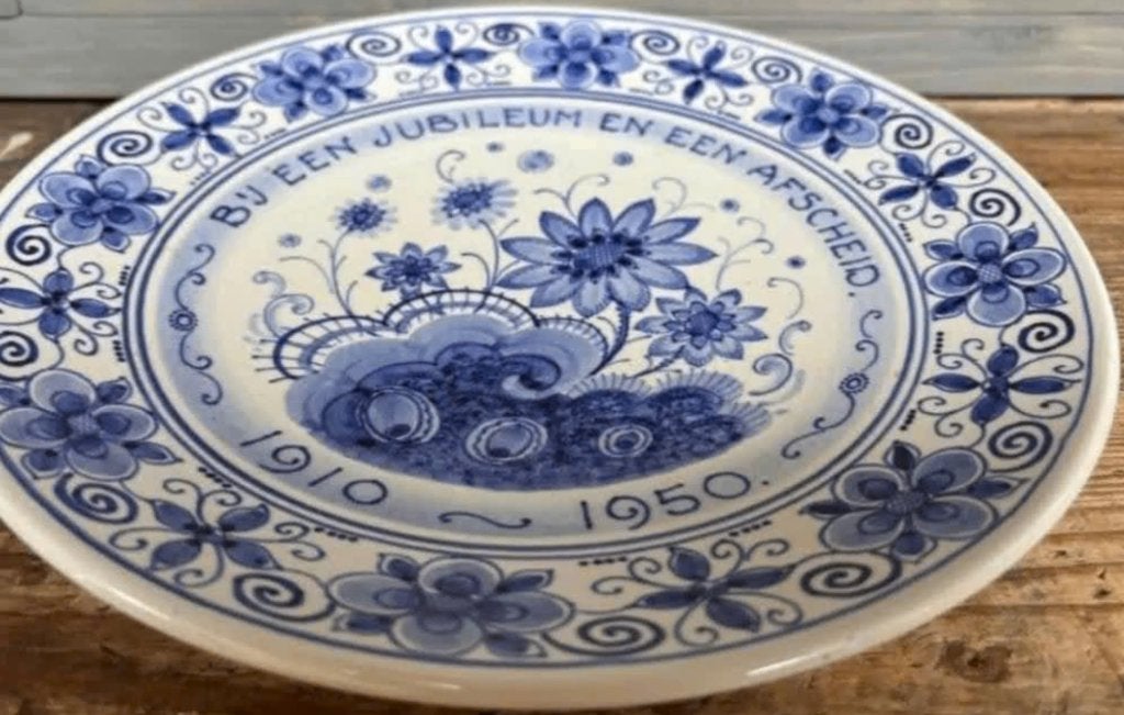 Delfts Blauw Bord van Aurora Dokkum Jubileum 1910-1950 (24), Antiek en Kunst, Ophalen of Verzenden