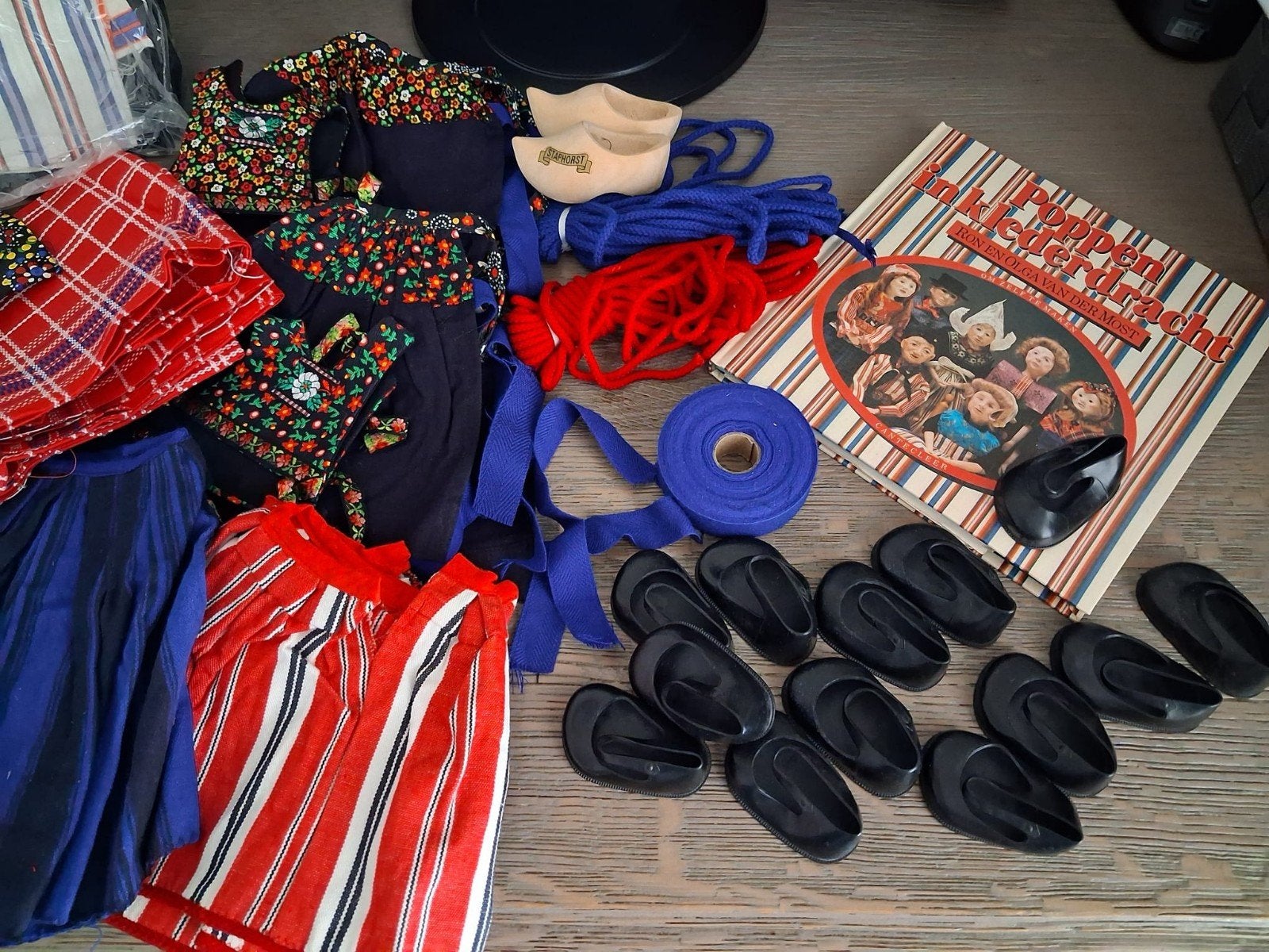 Grote partij poppenkleding en patronen voor klederdracht, Ophalen of Verzenden, Gebruikt, Overige typen, Overige merken