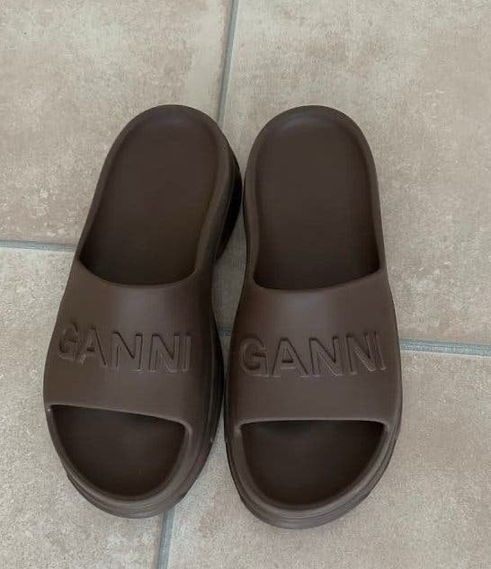 Ganni Slippers met plateauzool chocoladebruin maat 40, Kleding | Dames, Schoenen, Zo goed als nieuw, Slippers, Bruin, Ophalen of Verzenden