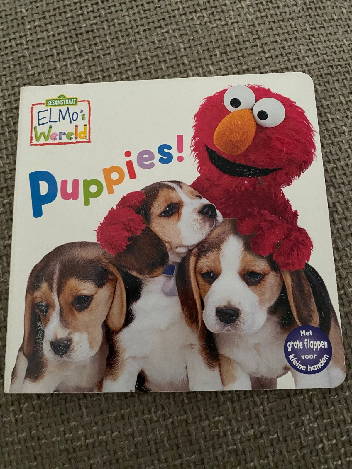 Elmo's Wereld: Puppies! - Sesamstraat flapjesboek, Boeken, Non-fictie, Uitklapboek, Jongen of Meisje, Ophalen of Verzenden