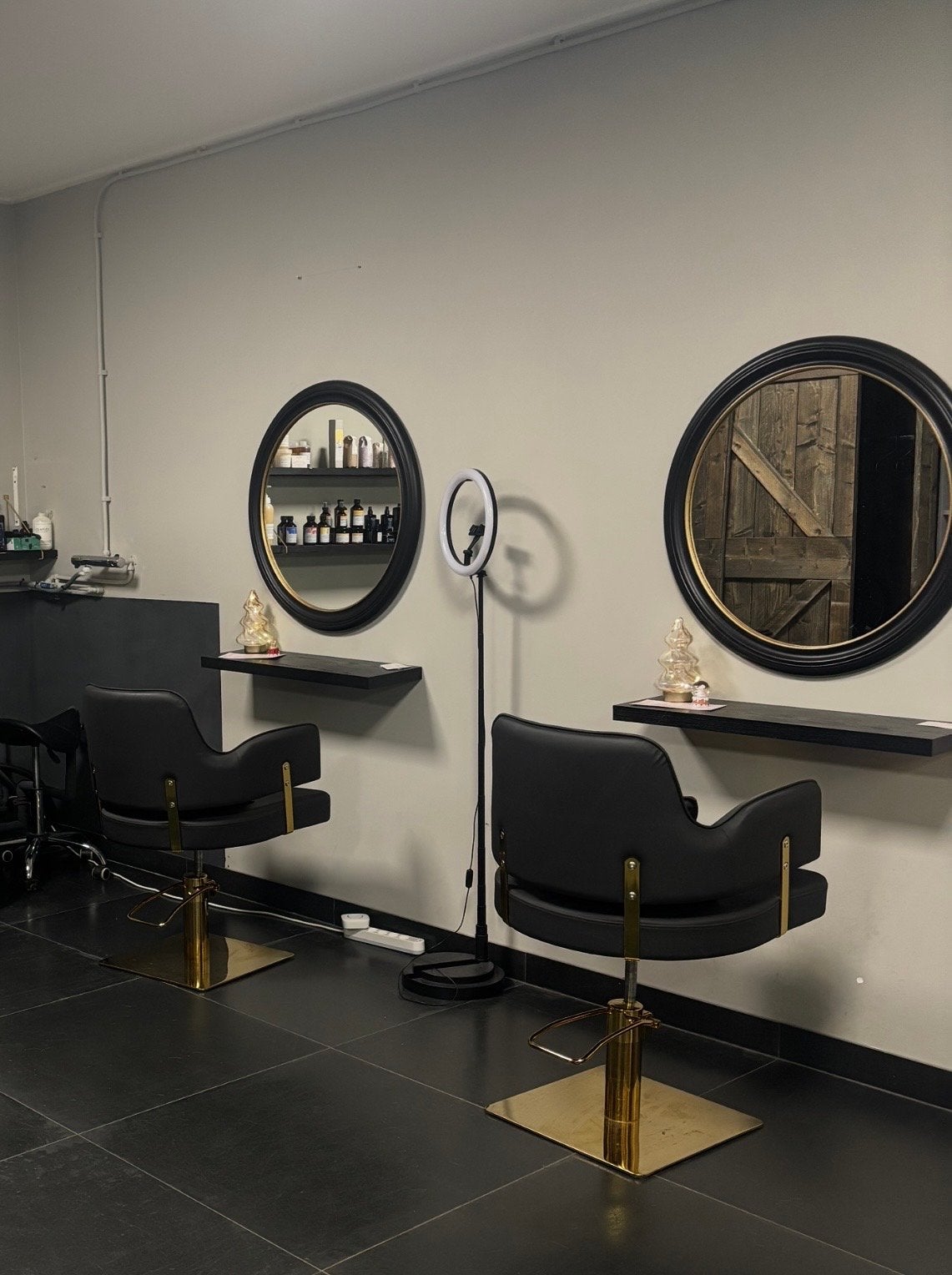 TE KOOP kapperstoelen en spiegels