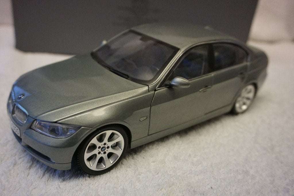 BMW E90 325i SEDAN 2005 -ARKTIS MET. 1:18 KYOSHO 80430392145, Ophalen of Verzenden, Zo goed als nieuw, Auto, Kyosho