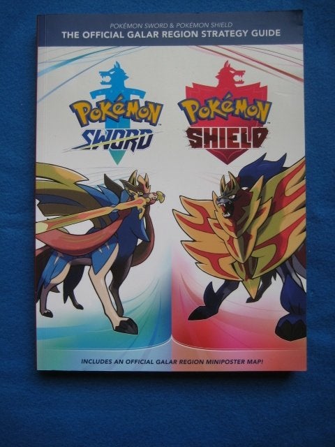 Pokemon Sword & Shield strategy guide hintboek (Switch), 1 speler, Ophalen of Verzenden, Zo goed als nieuw, Role Playing Game (Rpg)