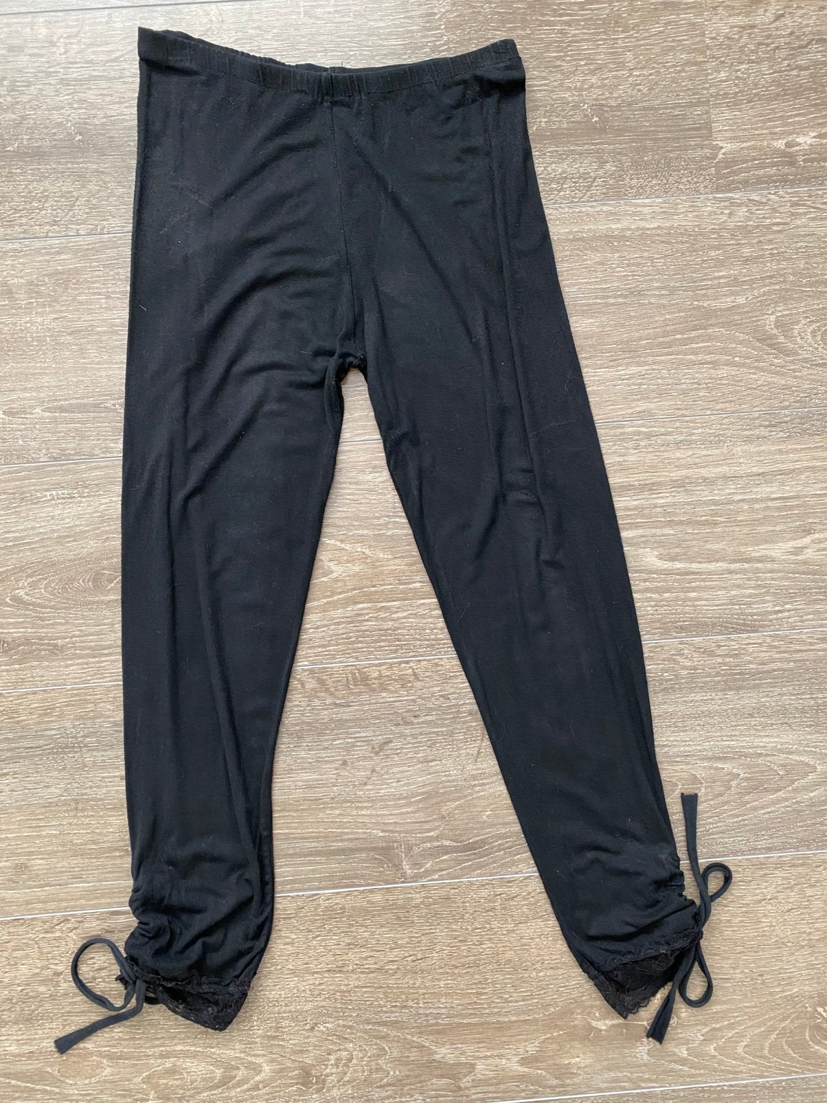 Dames legging zwart met kanten boord en ophaalstrikje 38/40, Kleding | Dames, Legging, Zwart, Maat 40/42 (M), Ophalen of Verzenden