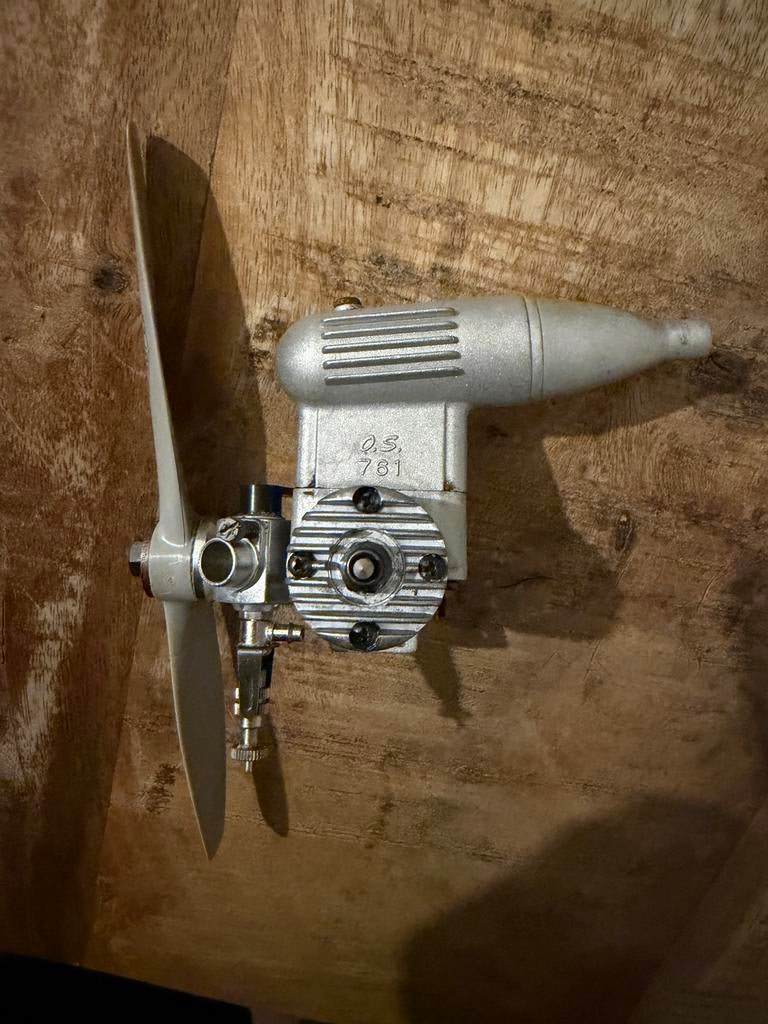 O.S. Max 10 Modelvliegtuigmotor met uitlaat en propeller, Ophalen of Verzenden, Gebruikt, Nitro