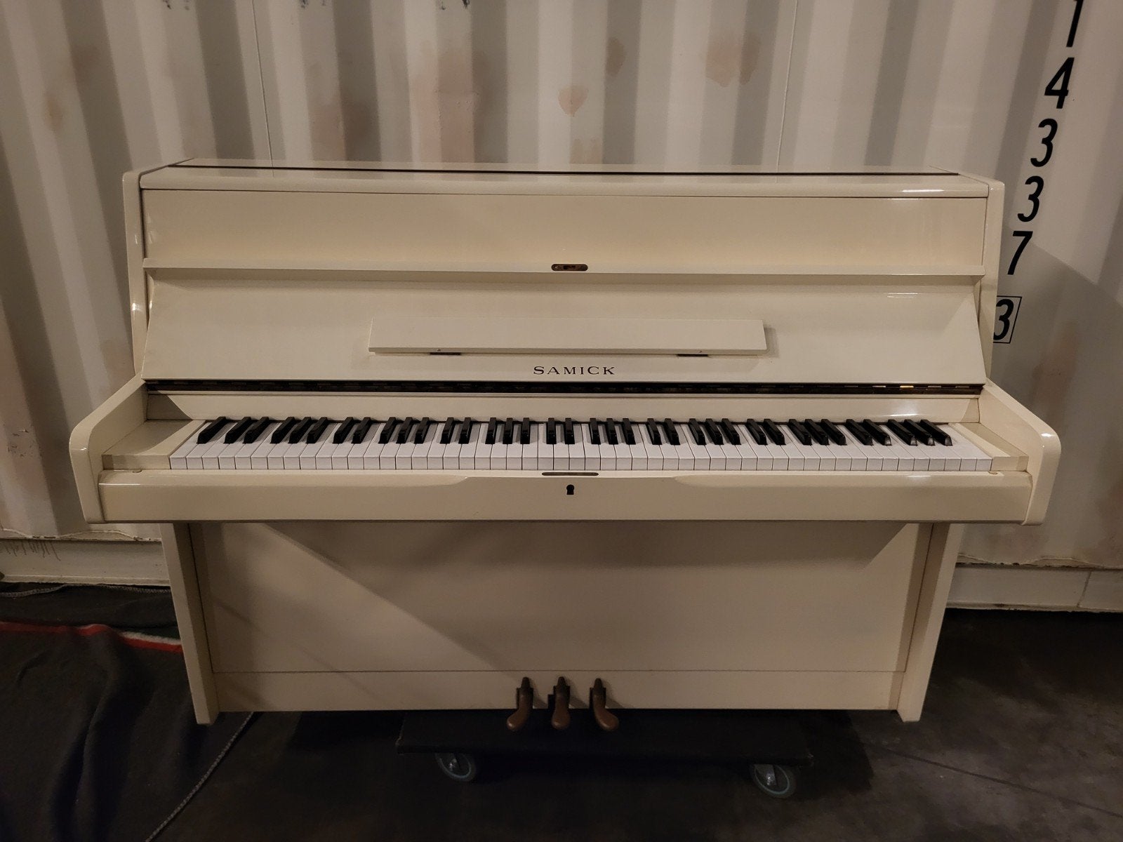 Samick Piano - Crème Wit Hoogglans met Pianobank, Gebruikt, Wit, Ophalen of Verzenden, Piano