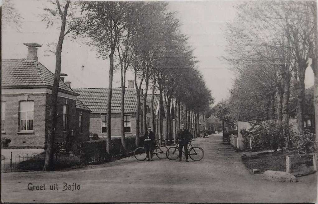 Baflo (Groningen) 1909 - Dorpsgezicht met Fietsers, Ophalen of Verzenden, Voor 1920, Gelopen, Groningen