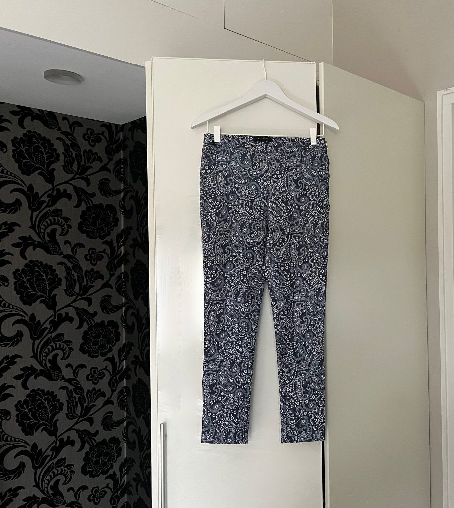 Nieuw: blauwe lange broek met paisley bloemenprint; mt 38/40, Maat 38/40 (M), Blauw, New Look, Nieuw