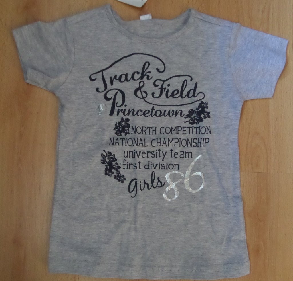 NIEUW: Grijs katoenen t-shirt maat 110/116 met print, Ophalen of Verzenden, Nieuw, Meisje, Shirt of Longsleeve