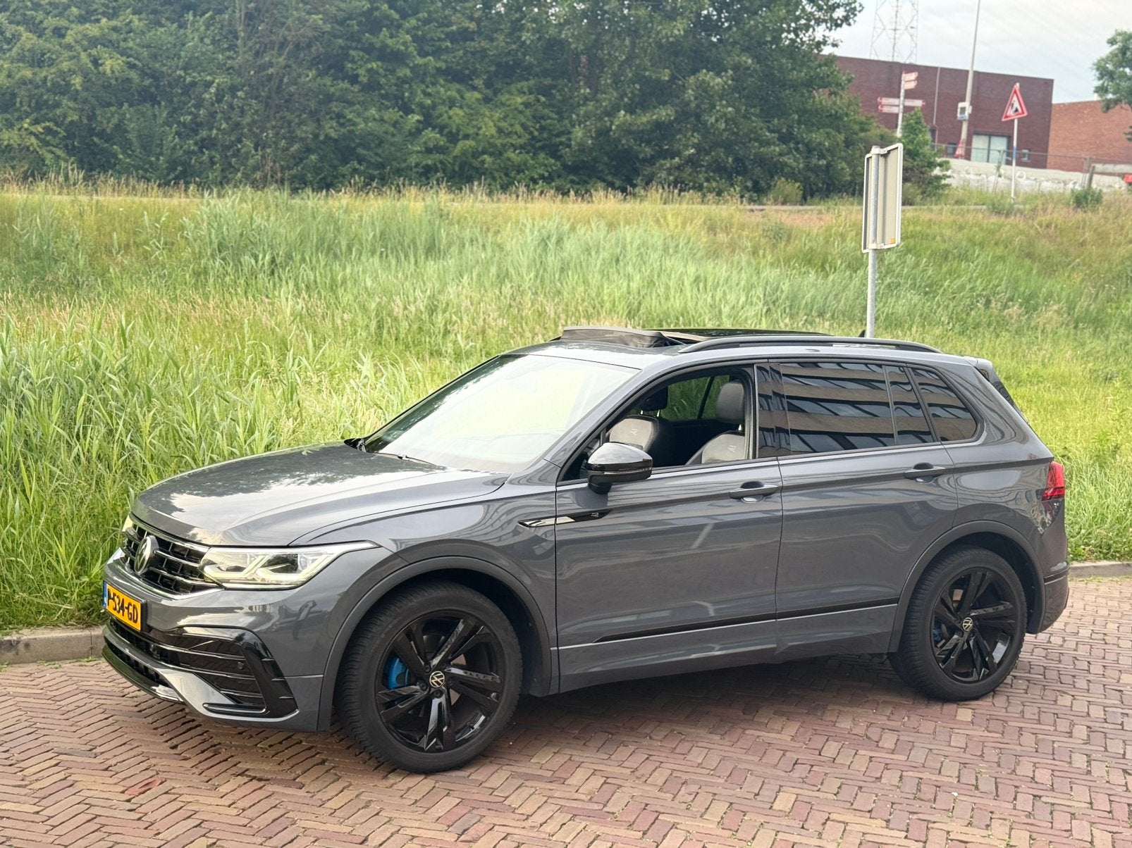 Volkswagen Tiguan 1.5 TSI R-Line |Panoramadak | DSG | Camera, Stof, Particulier, SUV of Terreinwagen, Parkeerassistent
