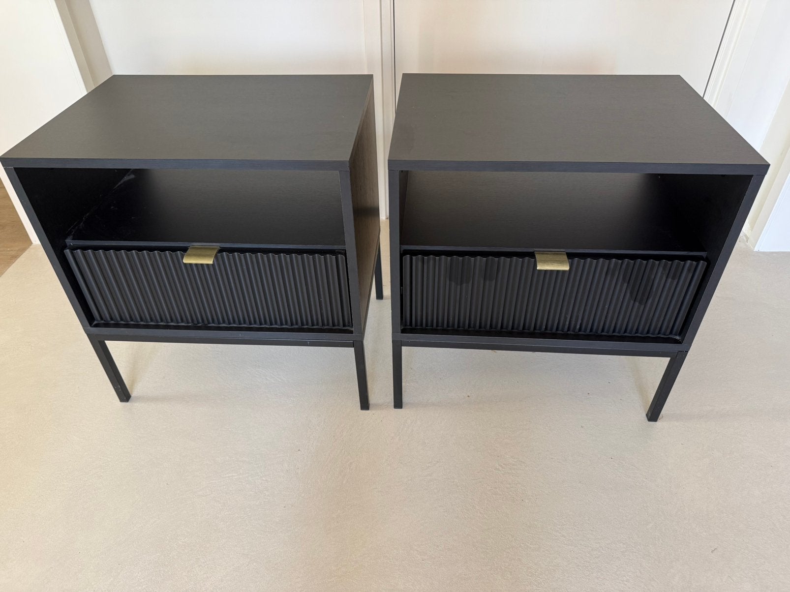 2 nachtkastjes zwart met goudkleurig greepje  54cm breed, Zo goed als nieuw, 45 tot 65 cm, Hout, 55 tot 70 cm
