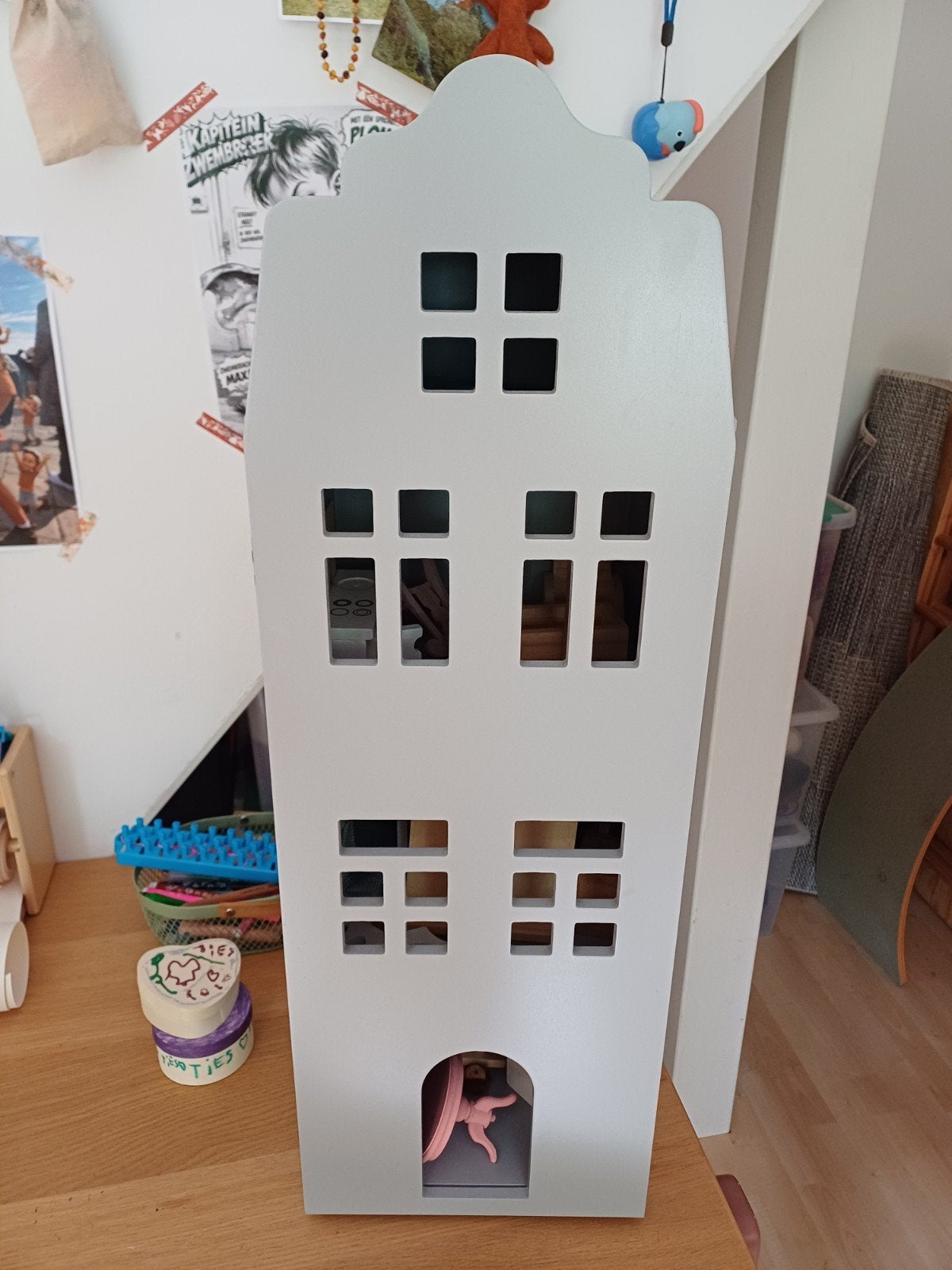 Houten grachtenpand poppenhuis met meubeltjes, Ophalen, Zo goed als nieuw, Jongen of Meisje