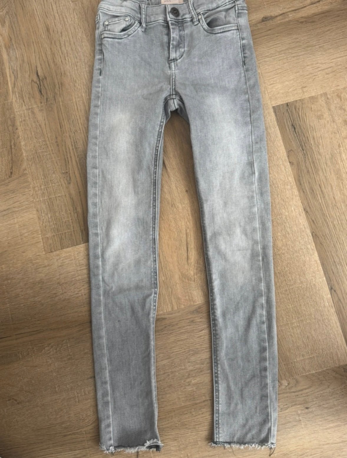 Grijze spijkerbroek van het merk Only maat 134, Ophalen of Verzenden, Zo goed als nieuw, Meisje, Broek