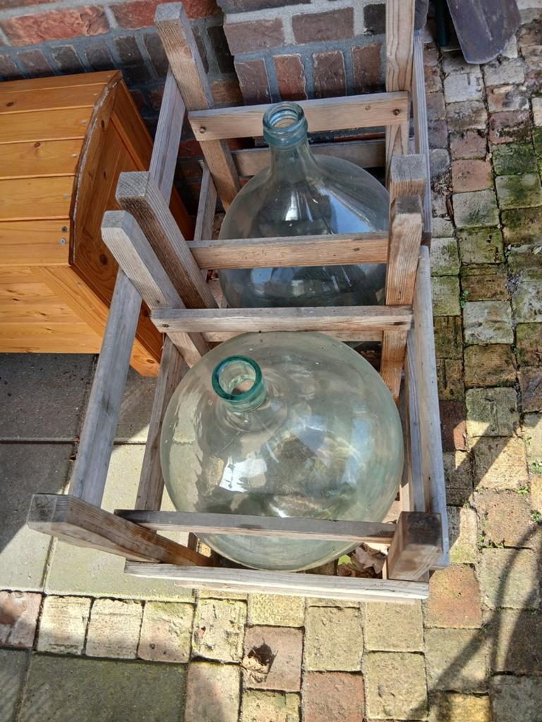 2 groene wijngistflessen in houten krat, Antiek en Kunst, Antiek | Vazen, Ophalen