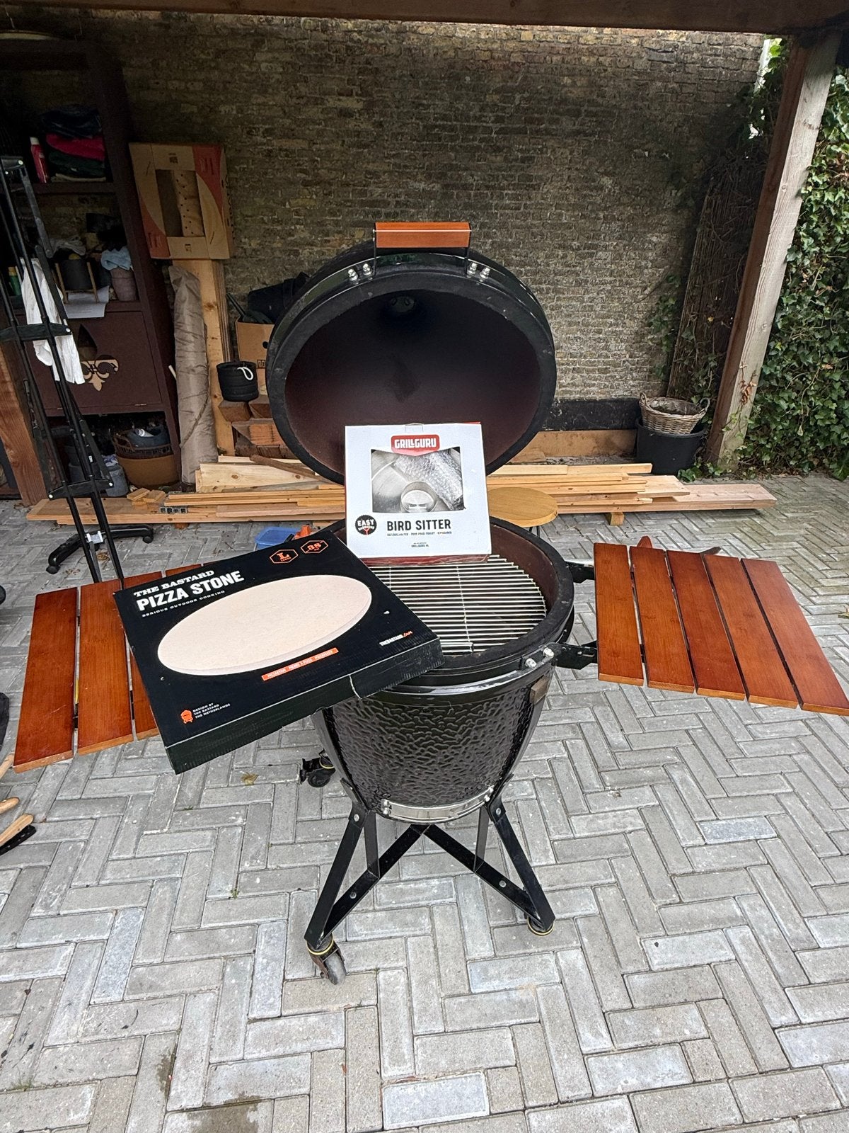 The Bastard Large Kamado BBQ met accessoires, Tuin en Terras, Ophalen, Zo goed als nieuw, Met accessoires