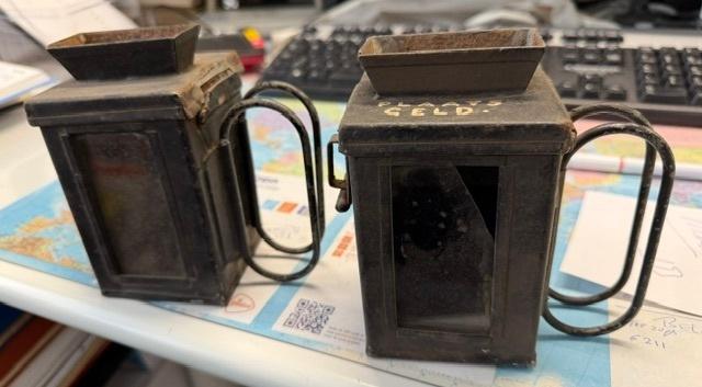 Metalen Collecte bussen 2x t.b.v, Plaats Geld Kerk 30c jdu, Antiek en Kunst, Verzenden