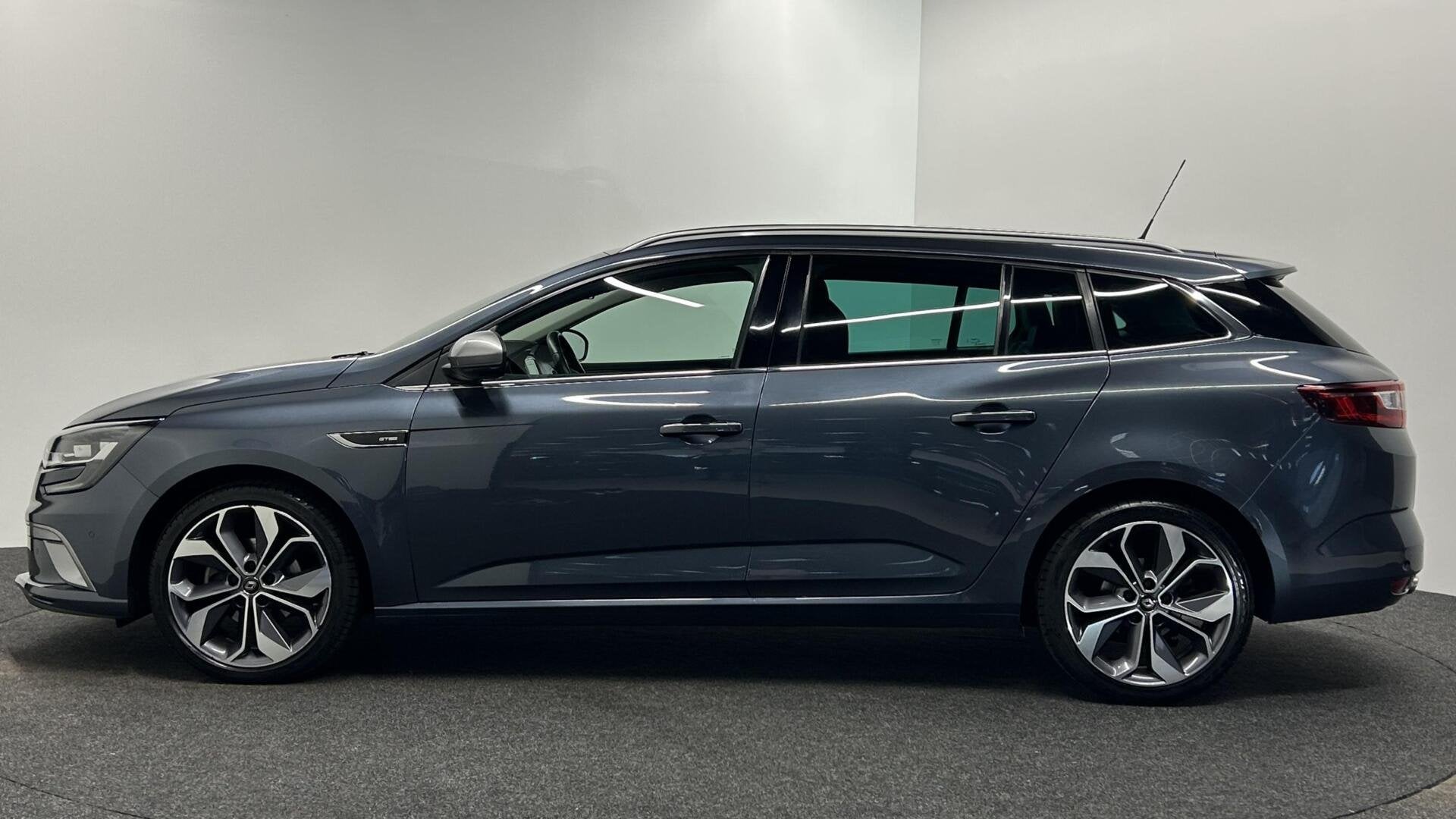 Renault Megane Estate 1.3 TCe GT-LINE NAVI CAMERA CARPLAY EC, Voorwielaandrijving, Gebruikt, 4 cilinders, Met garantie (alle)