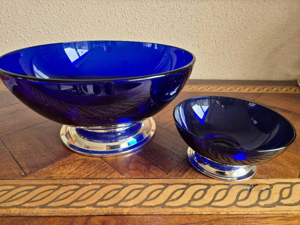 2 x Blauwe, glazen schalen op zilverkleurige voet., Ophalen of Verzenden