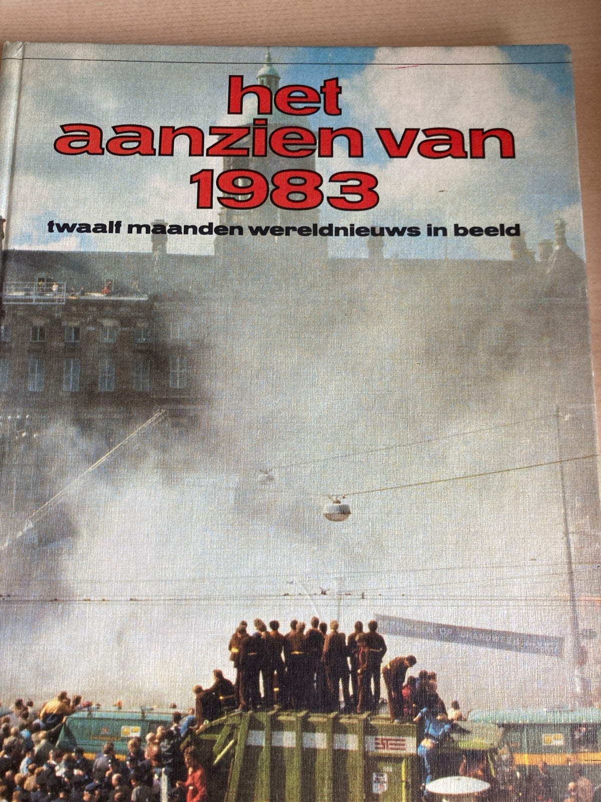 Het Aanzien van 1983 - Twaalf maanden wereldnieuws in beeld, Ophalen of Verzenden, 20e eeuw of later, Gelezen