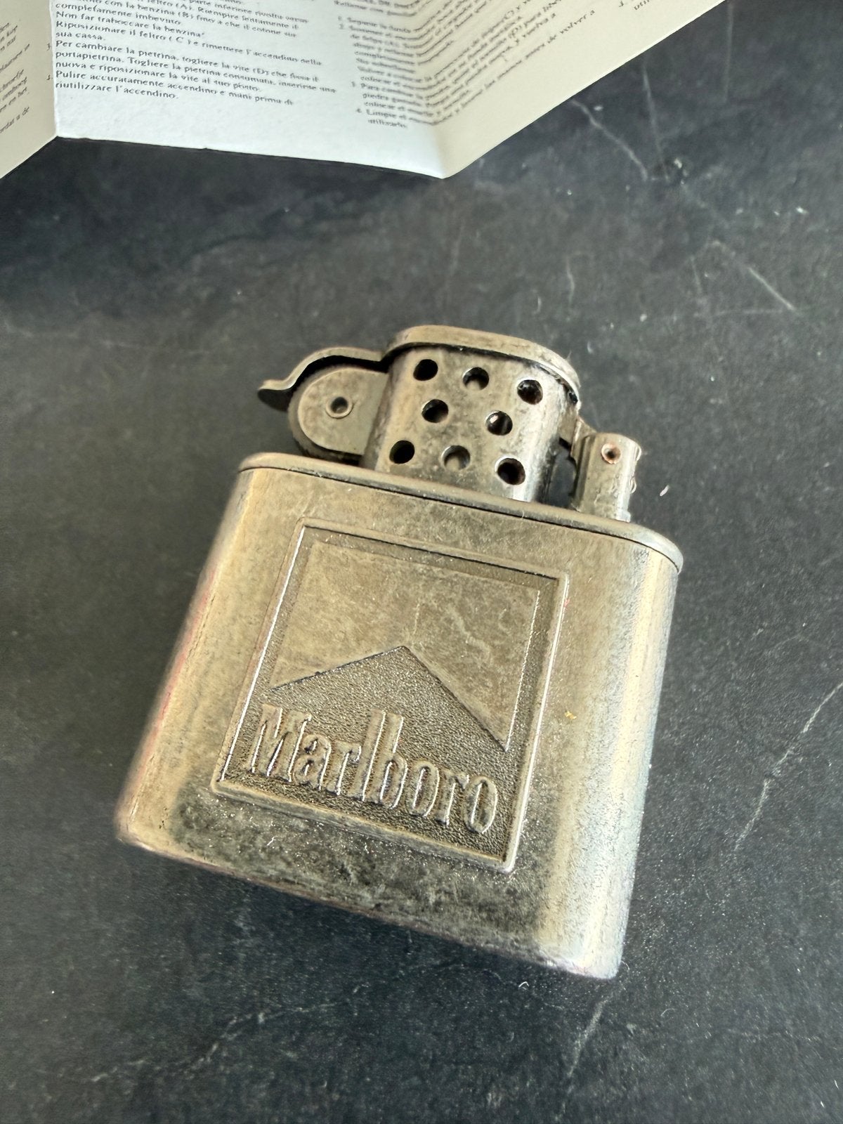 Originele Marlboro benzineaansteker - Nieuw in verpakking, Ophalen of Verzenden, Nieuw, Aansteker
