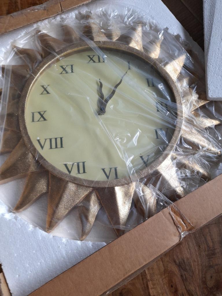 Nieuw in doos ,zonneklok 53 cm goud kleurig, Ophalen of Verzenden, Nieuw, Wandklok