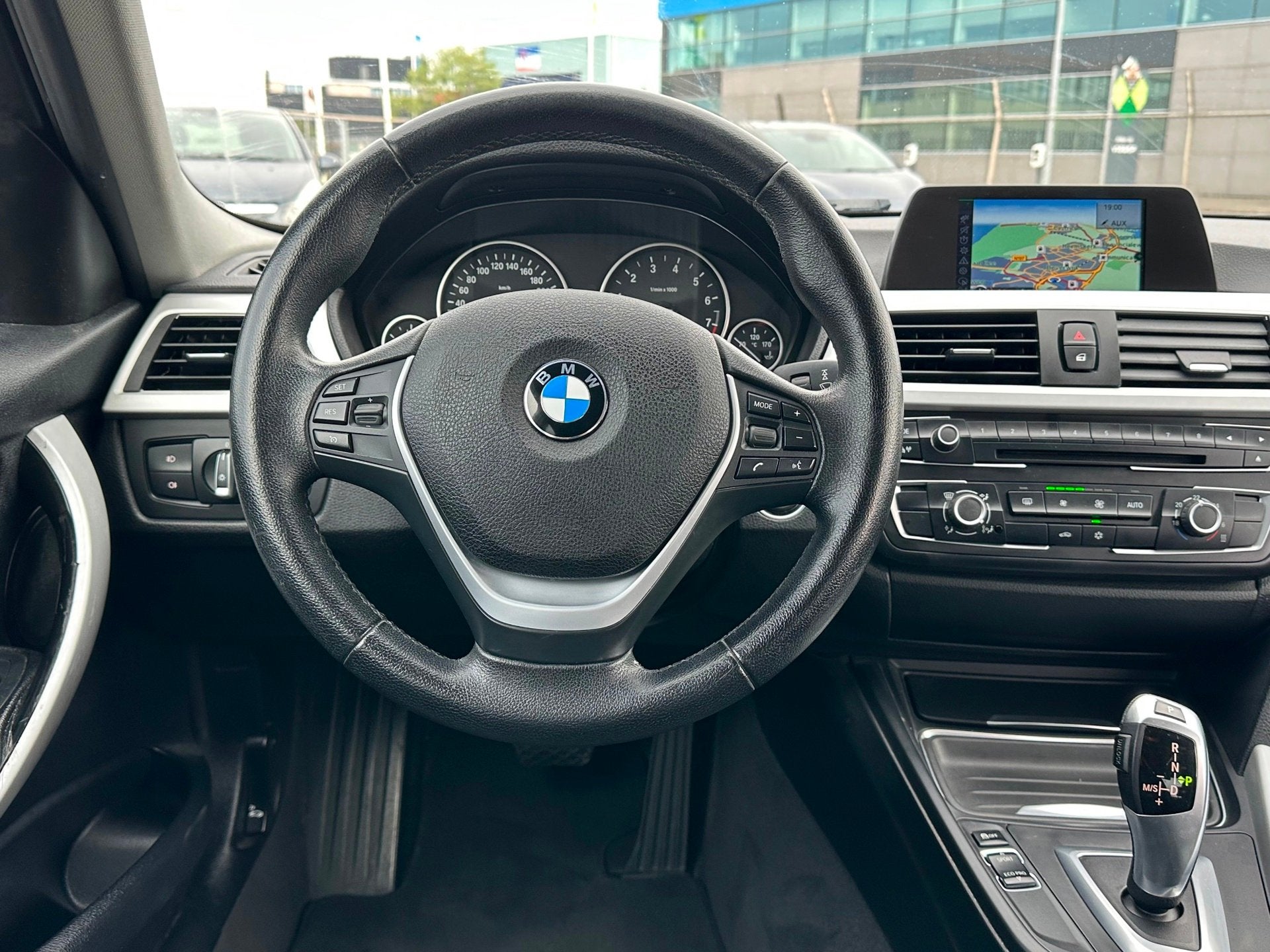 BMW 3-serie 320i Executive/AIRCO/AUTOMAAT/NW APK, Automaat, Euro 5, Gebruikt, Zwart