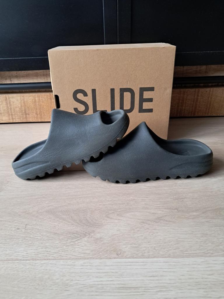 Yeezy slides kids, Kinderen en Baby's, Verzenden, Zo goed als nieuw, Laarzen