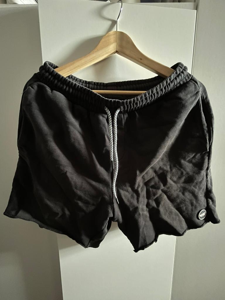 Short Distrikt sweatstof maat M in nieuwstaat, Kleding | Heren, Maat 48/50 (M), Zwart, Ophalen of Verzenden, Zo goed als nieuw