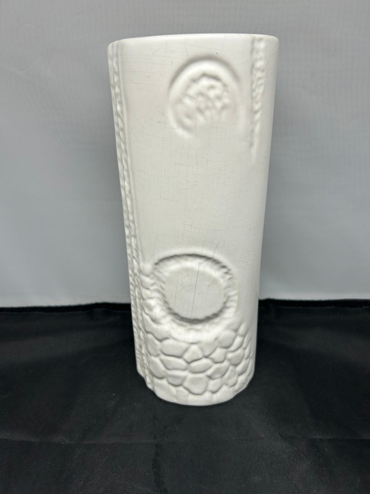 Vintage Flora Gouda Reliëf Vaas Nr 742 Wit Keramiek, Antiek en Kunst, Ophalen