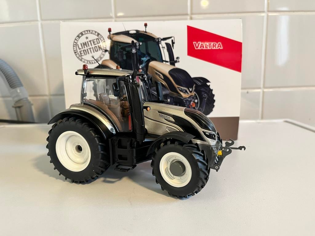 Valtra T234 Champagne Wiking 1/32, Ophalen of Verzenden, Zo goed als nieuw, Tractor of Landbouw, Overige merken
